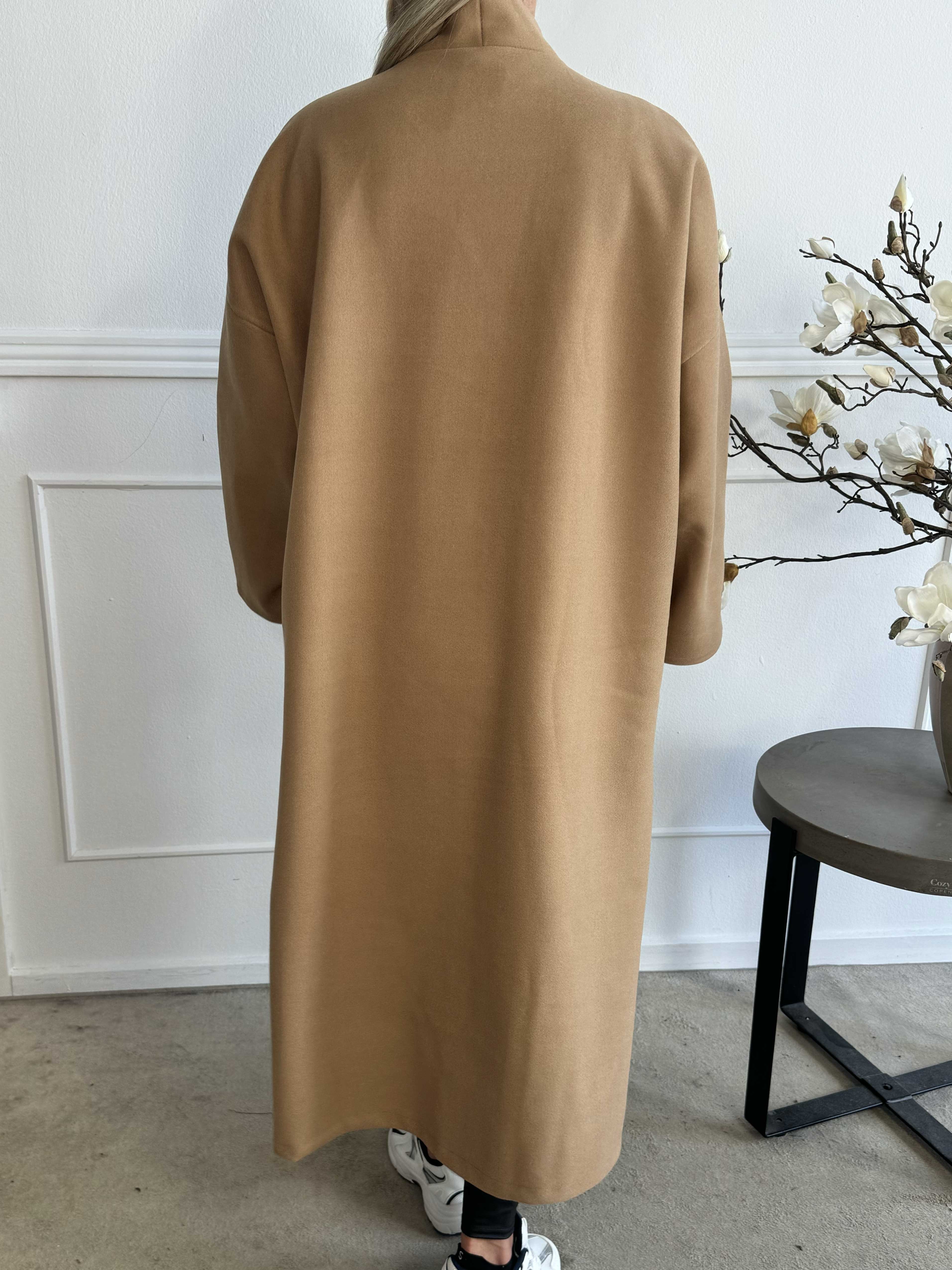 Abbelin - Lang oversized frakke med pynteknapper